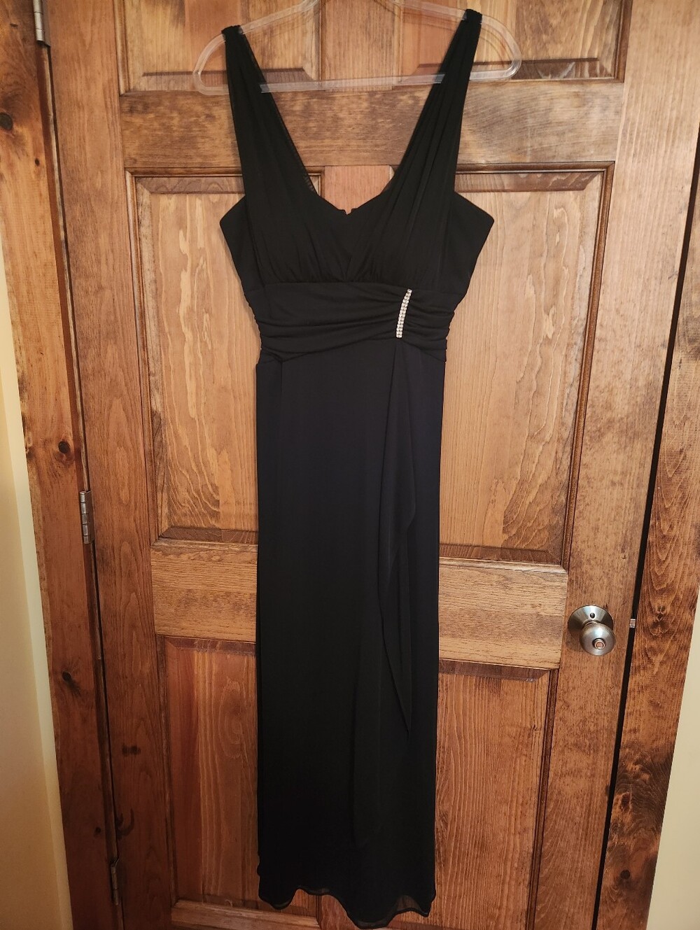Elegant Black V-Neck Evening Dress with Rhinestone Accent